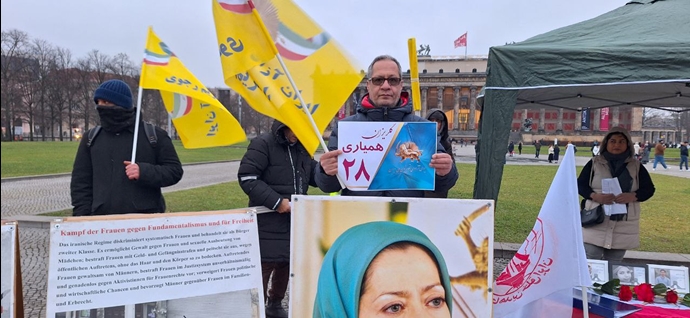 برلین - میز کتاب و حمایت ایرانیان آزاده از بیست و هشتمین همیاری ملی با سیمای آزادی در سرمای ۹ درجه زیر صفر -۱۶دی