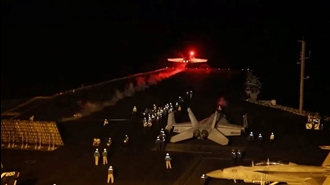 یک جنگنده آمریکایی برای حمله شبانه به بیش از ۶۰هدف حوثی‌ها در یمن آماده می‌شود