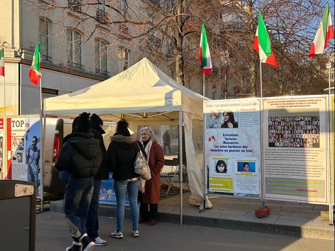 پاریس - برگزاری میز کتاب و نمایش تصاویر شهیدان توسط ایرانیان آزاده در همبستگی با قیام سراسری مردم ایران
