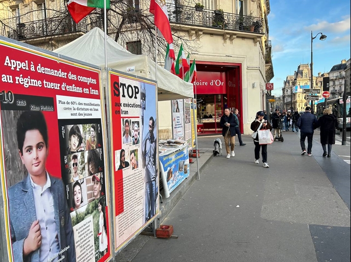 پاریس - برگزاری میز کتاب و نمایش تصاویر شهیدان، در همبستگی با قیام سراسری توسط هواداران سازمان مجاهدین - ۱۱بهمن