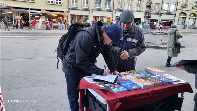 برگزاری میز کتاب و جمع‌آوری امضا در محکومیت اعدام‌های گسترده در رژیم آخوندی در برن سوئیس