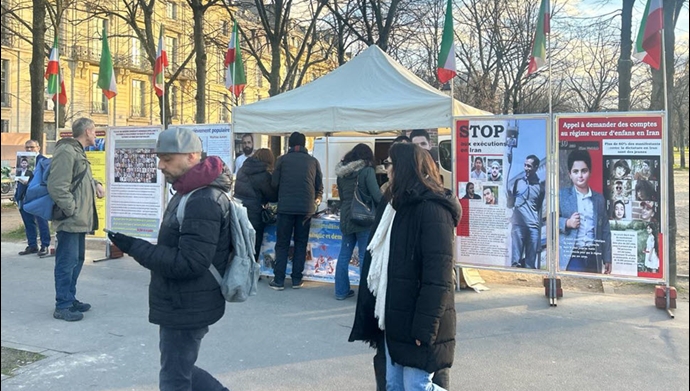 پاریس انولید - برگزاری میز کتاب و اعتراض به اعدامهای گسترده توسط آخوندها توسط ایرانیان آزاده - ۱۰بهمن‌ماه