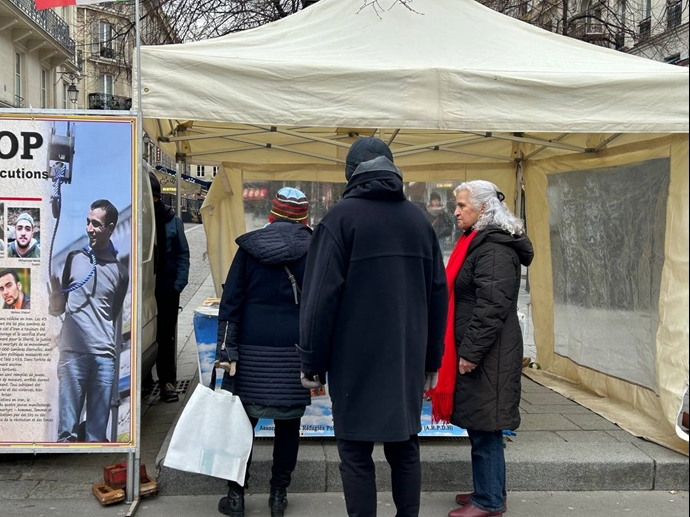 پاریس - برگزاری میز کتاب و نمایش تصاویر شهیدان در هوای ۴درجه زیر صفر برای همبستگی با قیام سراسری مردم ایران - ۱۹دی