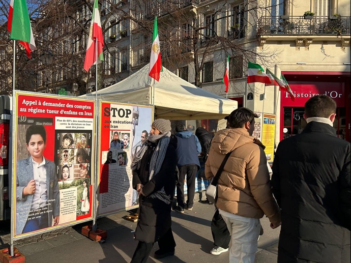 پاریس - برگزاری میز کتاب و نمایش تصاویر شهیدان توسط ایرانیان آزاده در همبستگی با قیام سراسری مردم ایران