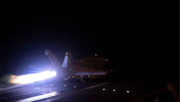 یک جنگنده از ائتلاف به رهبری آمریکا برای حمله به حوثیهای یمن