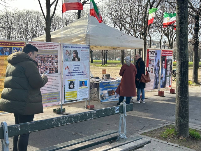 پاریس - برگزاری میز کتاب و نمایش تصاویر شهیدان در همبستگی با قیام سراسری توسط هواداران سازمان مجاهدین در برابر مجلس ملی فرانسه - ۴بهمن