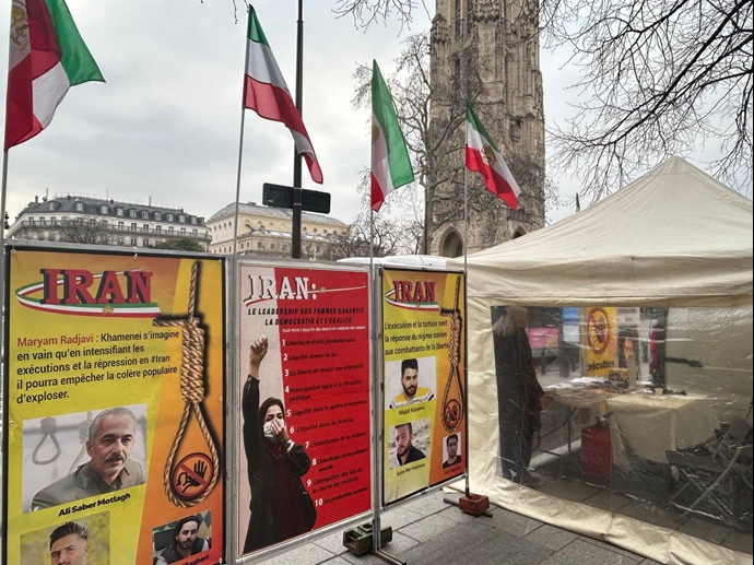 پاریس - برگزاری میز کتاب و نمایش تصاویر شهیدان در هوای ۴درجه زیر صفر برای همبستگی با قیام سراسری مردم ایران - ۱۹دی
