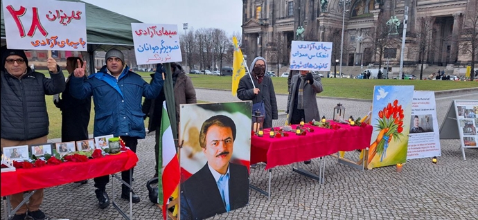 برلین - میز کتاب و حمایت ایرانیان آزاده از بیست و هشتمین همیاری ملی با سیمای آزادی در سرمای ۹ درجه زیر صفر -۱۶دی