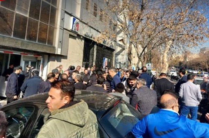تهران - تجمع اعتراضی نانوایان تهران مقابل اتاق اصناف ۲۶دی