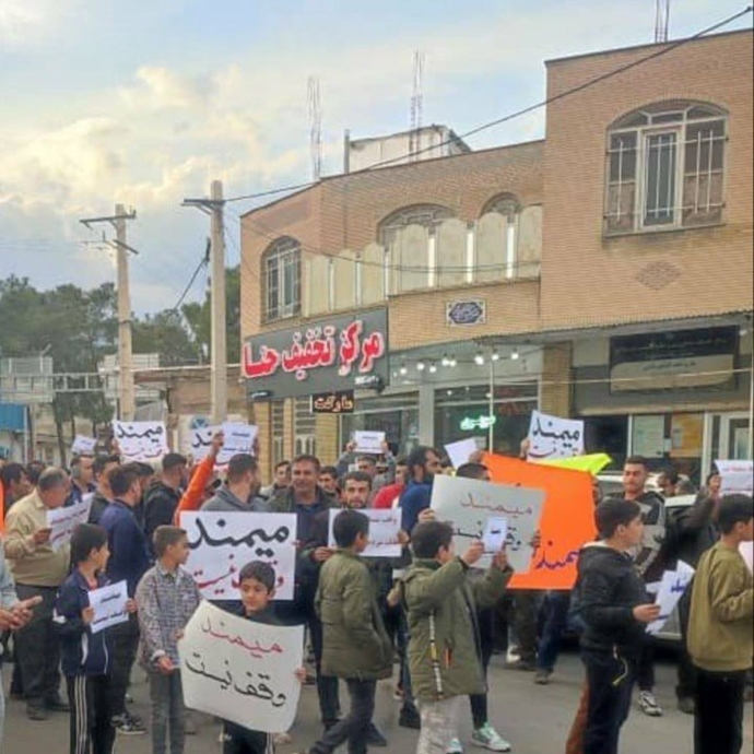 میمند فارس - اعتراض مردم میمند به حل نشدن ادعاهای وقفی بودن شهر و دست‌اندازیهای سازمان اوقاف خامنه‌ای به اموال مردم - ۶بهمن