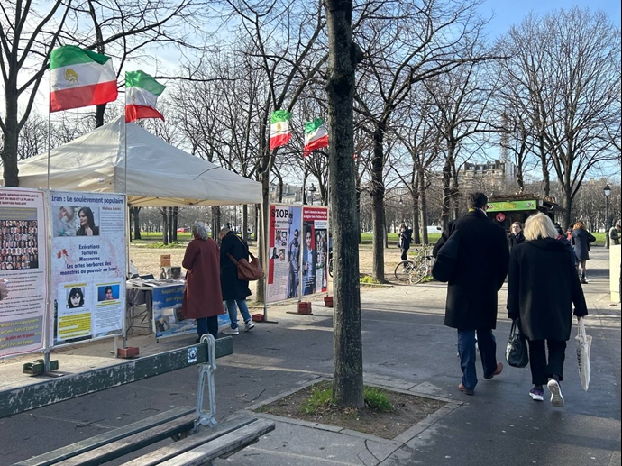 پاریس - برگزاری میز کتاب و نمایش تصاویر شهیدان در همبستگی با قیام سراسری توسط هواداران سازمان مجاهدین در برابر مجلس ملی فرانسه - ۴بهمن