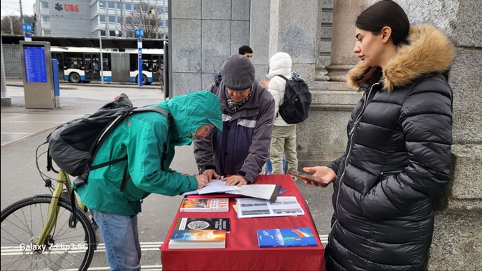 لوتزرن سوئیس - برگزاری میز کتاب در حمایت از قیام سراسری توسط هواداران سازمان مجاهدین - ۴بهمن
