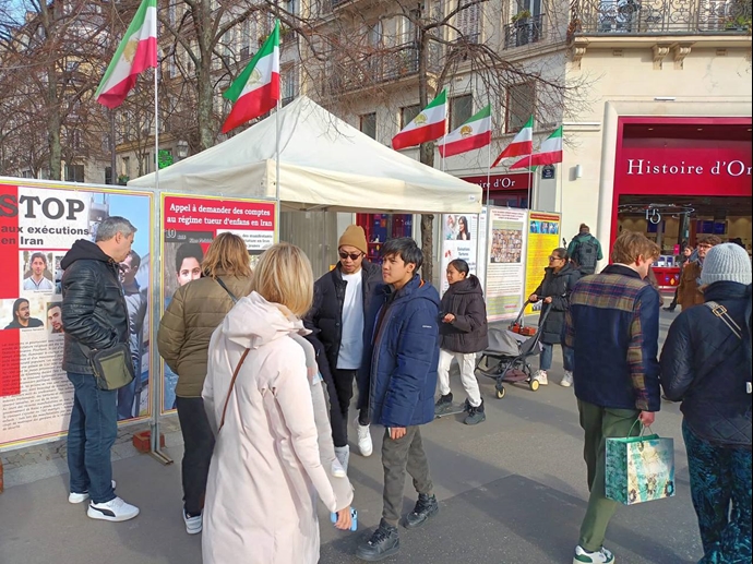 پاریس - برگزاری میز کتاب و نمایش تصاویر شهیدان در همبستگی با قیام سراسری توسط ایرانیان آزاده - ۷بهمن