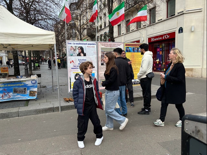 پاریس - برگزاری میز کتاب و نمایش تصاویر شهیدان، در همبستگی با قیام سراسری توسط ایرانیان آزاده و هواداران مجاهدین - ۱۴دی