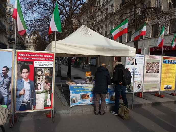 پاریس - برگزاری میز کتاب و نمایش تصاویر شهیدان در همبستگی با قیام سراسری توسط ایرانیان آزاده - ۷بهمن