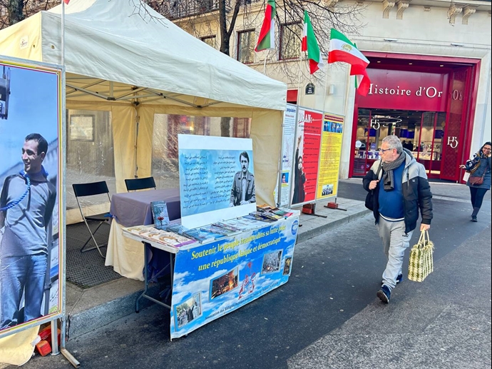 پاریس - برگزاری میز کتاب در همبستگی با ۳۰دی، آزادی آخرین دسته از زندانیان سیاسی در سال ۱۳۵۷ به‌ویژه آزادی مسعود رجوی - ۲۹دی ماه