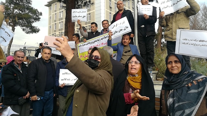 تهران - تجمع اعتراضی بازنشستگان فرهنگی در بهارستان - ۲۰دی