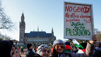 تظاهرکنندگان طرفدار فلسطین در مقابل دادگاه بین‌المللی دادگستری (ICJ) - عکس از رویترز