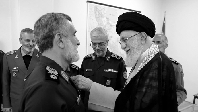 خامنه‌ای - پاسدار حاجی‌زاده