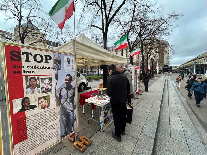 پاریس - برگزاری میز کتاب و نمایش تصاویر شهیدان در همبستگی با قیام سراسری توسط ایرانیان آزاده - ۷آذر