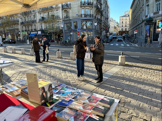 پاریس، مقابل دانشگاه سوربون - برگزاری میز کتاب و نمایش تصاویر شهیدان در همبستگی با قیام سراسری - ۸آذر