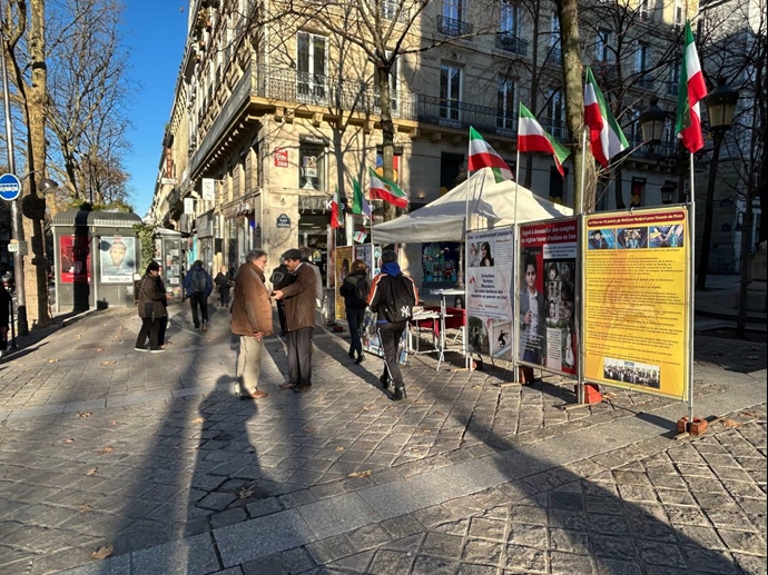 پاریس، مقابل دانشگاه سوربون - برگزاری میز کتاب و نمایش تصاویر شهیدان در همبستگی با قیام سراسری - ۸آذر