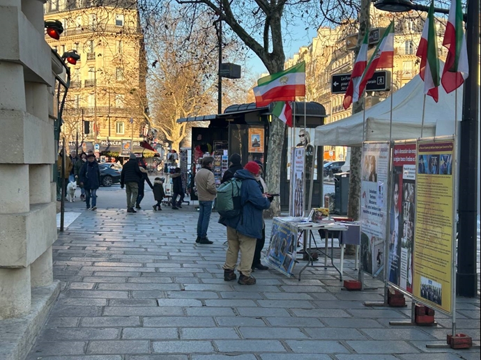 پاریس - برگزاری میز کتاب و نمایشگاه تصاویر شهیدان قیام سراسری مردم ایران - ۶دی ۱۴۰۳