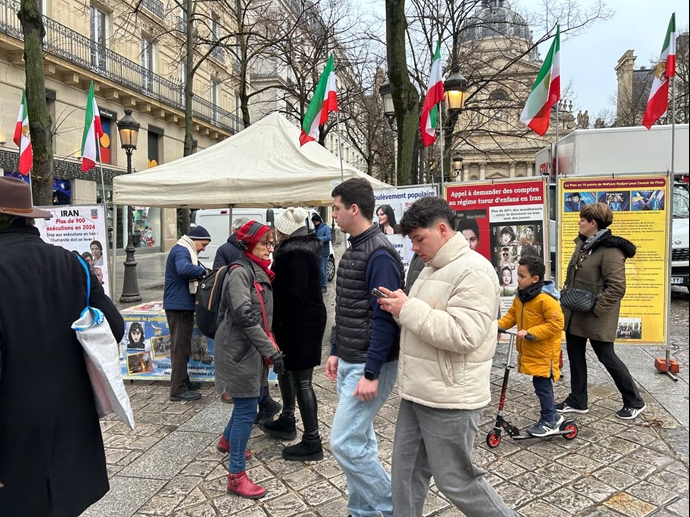 پاریس - برگزاری میز کتاب و نمایش تصاویر شهیدان قیام سراسری توسط ایرانیان آزاده - ۴دی ۱۴۰۳۳