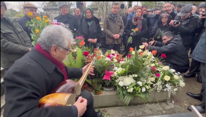 بزرگداشت نویسنده نامدار معاصر دکتر غلامحسین ساعدی توسط هموطنان بر سر مزارش در پرلاشز - پاریس ۹ دی ۱۴۰۳