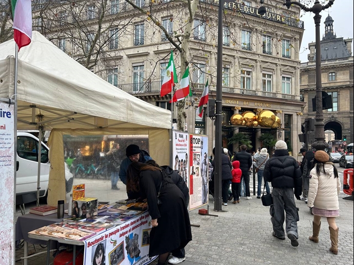 پاریس - برگزاری میز کتاب و تصاویر شهیدان قیام سراسری مردم ایران - ۸دی ۱۴۰۳