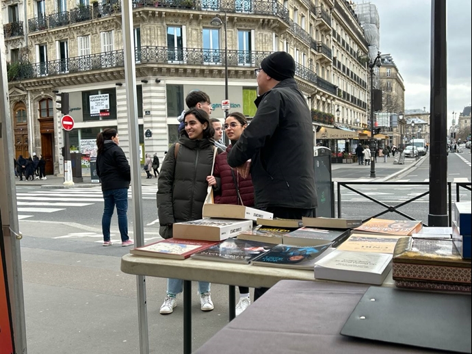 پاریس - برگزاری میز کتاب و نمایش تصاویر شهیدان در همبستگی با قیام سراسری - اول اسفند