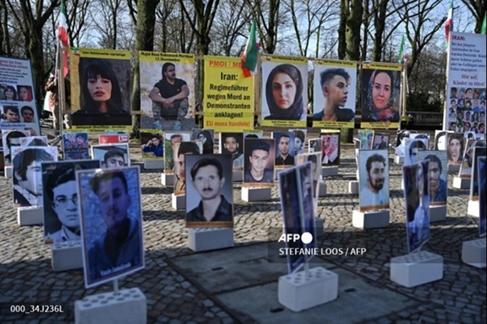 خبرگزاری فرانسه - تظاهرات ایرانیان در مقابل دروازه براندنبورگ