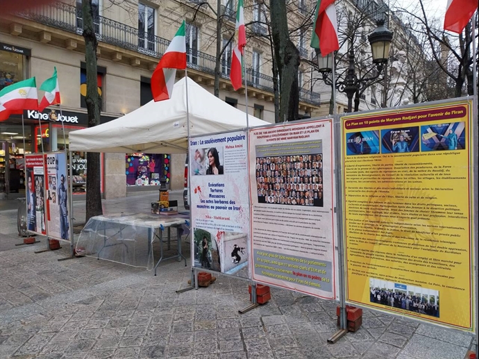 پاریس - برگزاری میز کتاب و نمایش تصاویر شهیدان قیام در همبستگی با قیام سراسری - ۲۴بهمن
