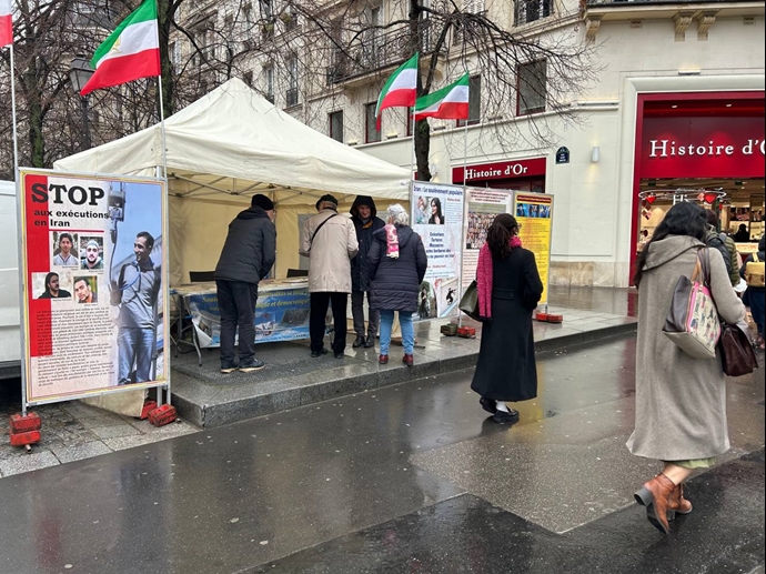 پاریس - برگزاری میز کتاب و نمایش تصاویر شهیدان در همبستگی با قیام سراسری - ۱۸بهمن