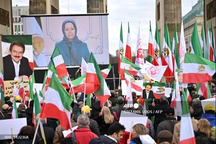 خبرگزاری فرانسه - تظاهرات ایرانیان در مقابل دروازه براندنبورگ