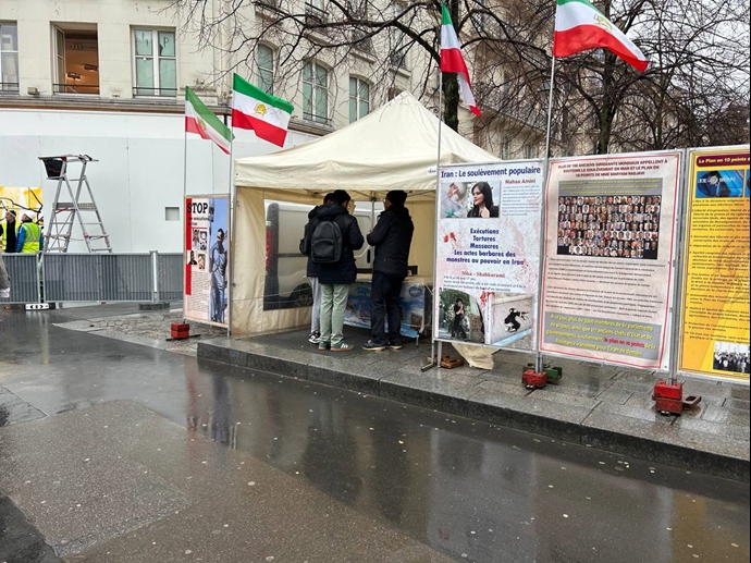 پاریس - برگزاری میز کتاب و نمایش تصاویر شهیدان در همبستگی با قیام سراسری - ۱۸بهمن
