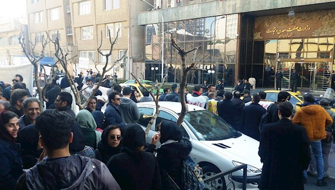 تجمع اعتراضی ایران خودرو