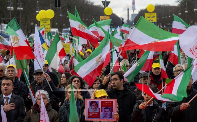 آسوشیتدپرس - تظاهرات ایرانیان علیه رژیم ایران به‌مناسبت چهل و پنجمین سالگرد انقلاب ضدسلطنتی