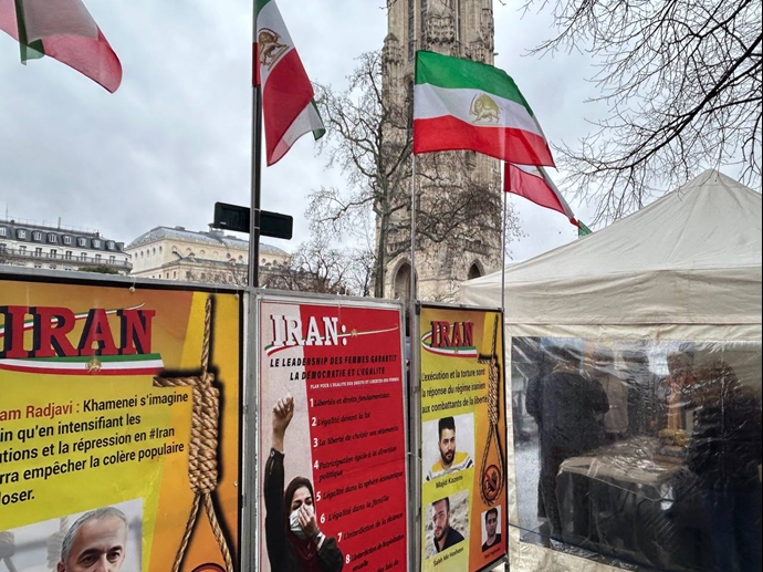 پاریس- برگزاری میز کتاب و نمایش تصاویر شهیدان، در همبستگی با قیام سراسری - دوم اسفند