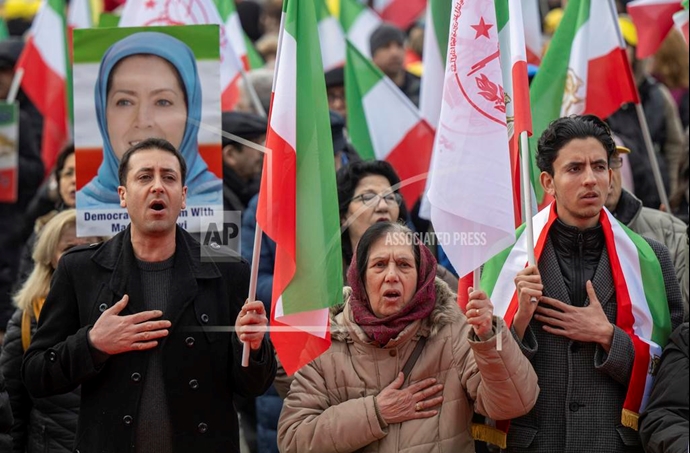 آسوشیتدپرس - تظاهرات ایرانیان علیه رژیم ایران به‌مناسبت چهل و پنجمین سالگرد انقلاب ضدسلطنتی