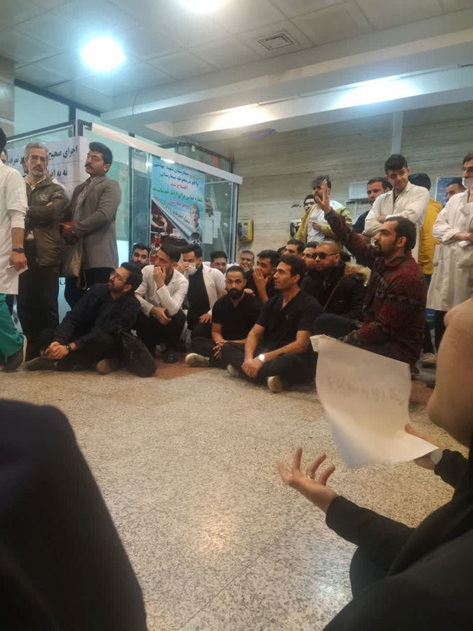 قم - تصاویری از تحصن و اعتراض ادامه‌دار پرستاران استان قم در بیمارستان موسوم به بهشتی -۲۸بهمن