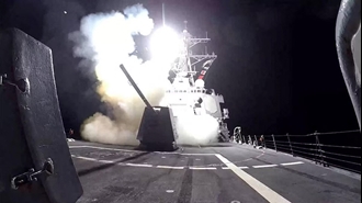 شلیک ناو جنگی آمریکا برای هدف قرار دادن موشک کروز ضد کشتی حوثیهای یمن