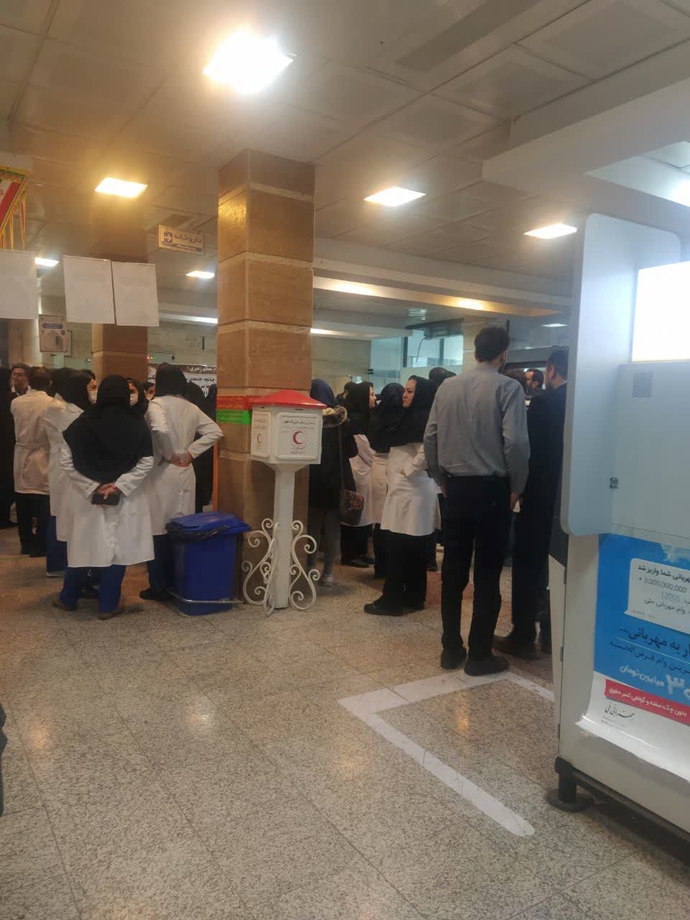 قم - تصاویری از تحصن و اعتراض ادامه‌دار پرستاران استان قم در بیمارستان موسوم به بهشتی -۲۸بهمن