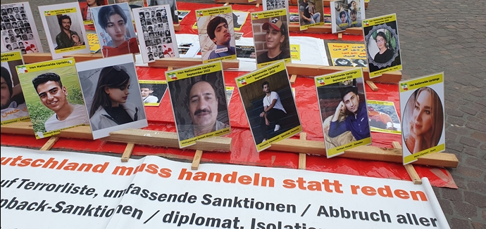هایدلبرگ آلمان - برگزاری میز کتاب و نمایش تصاویر شهیدان در همبستگی با قیام سراسری - ۱۴بهمن