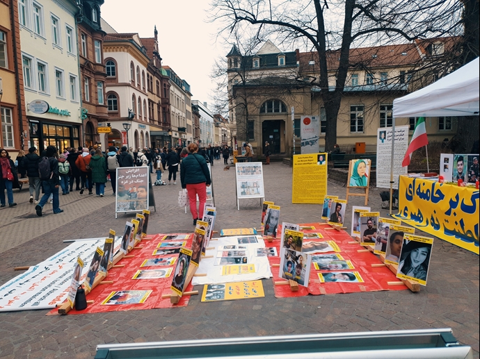 هایدلبرگ آلمان - برگزاری میز کتاب و نمایش تصاویر شهیدان در همبستگی با قیام سراسری - ۱۴بهمن