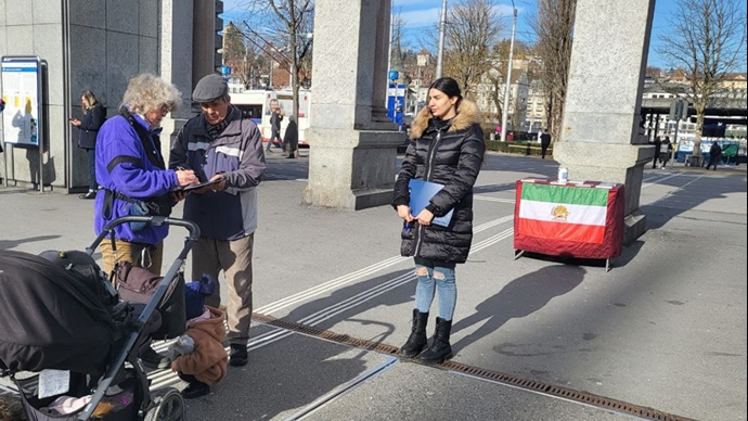 لوتزرن سوئیس - برگزاری میز کتاب توسط ایرانیان آزاده