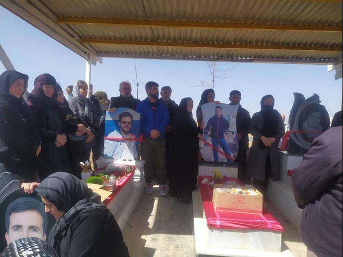 حضور مادران و خانواده شهیدان قیام سراسری بر مزار شهیدان راه آزادی