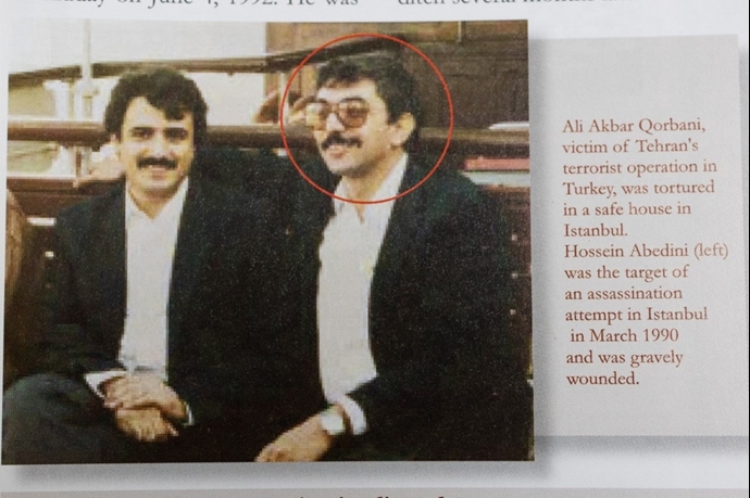 حسین عابدینی عکسی از خودش با دوستی (به نام علی‌اکبر قربانی) اشاره می‌کند که به‌قتل رسیده است. 