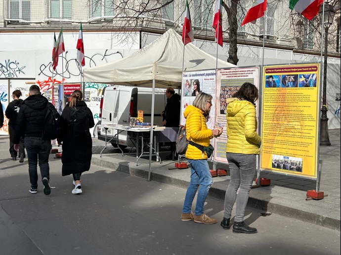 پاریس - برگزاری میز کتاب و نمایش تصاویر شهیدان در همبستگی با قیام سراسری - ۱۸اسفند