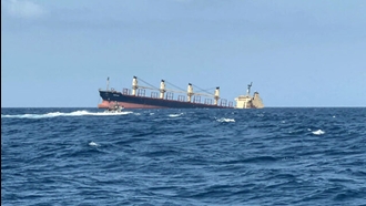 این تصویر کشتی باری روبیمار را در حال غرق شدن در سواحل یمن نشان می‌دهد